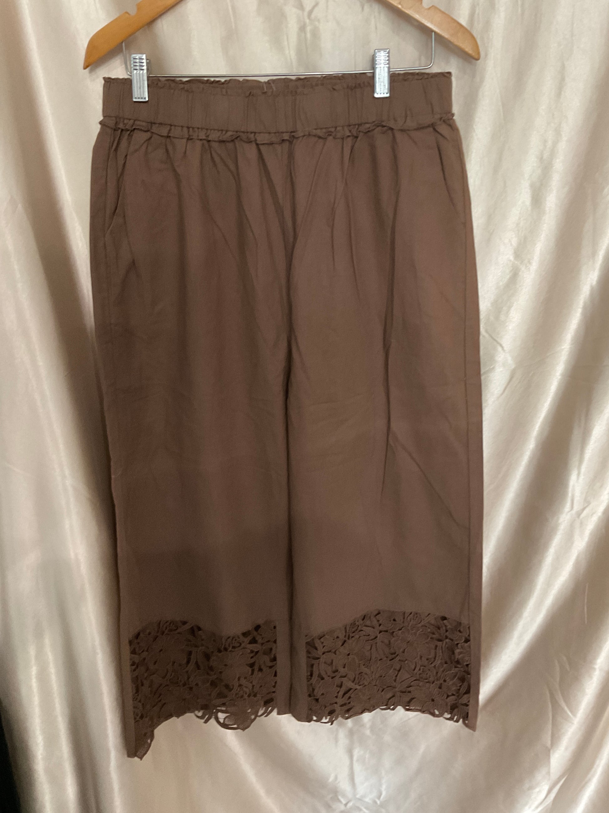Mahogany Linen Capri’s